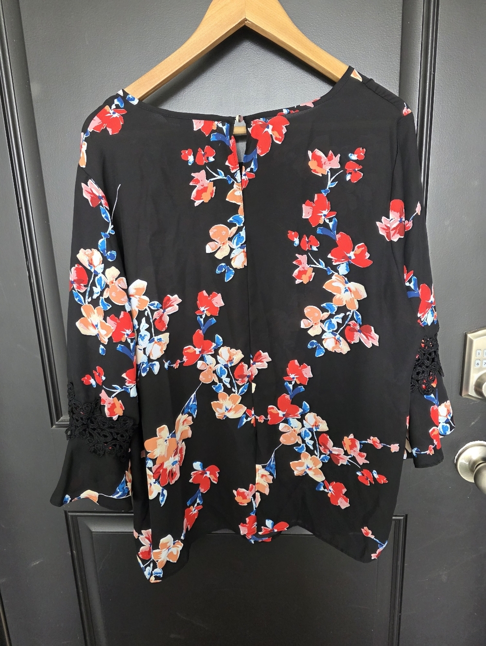 Zac & Rachel Floral Bell-Sleeve Blouse - Black Red Sz 1X Lace Trim Coastal - Picture 8 of 9